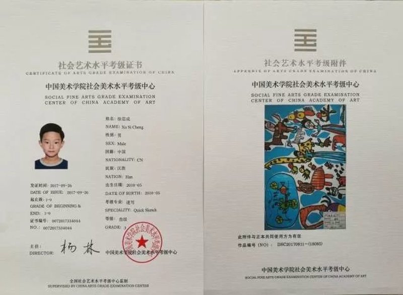 在少儿美术班，孩子们通过画笔探索色彩与形状的奇妙世界。今天，我们将用幽默风趣的方式对比一下三个海洋生物：章鱼、螃蟹和鲸鱼。